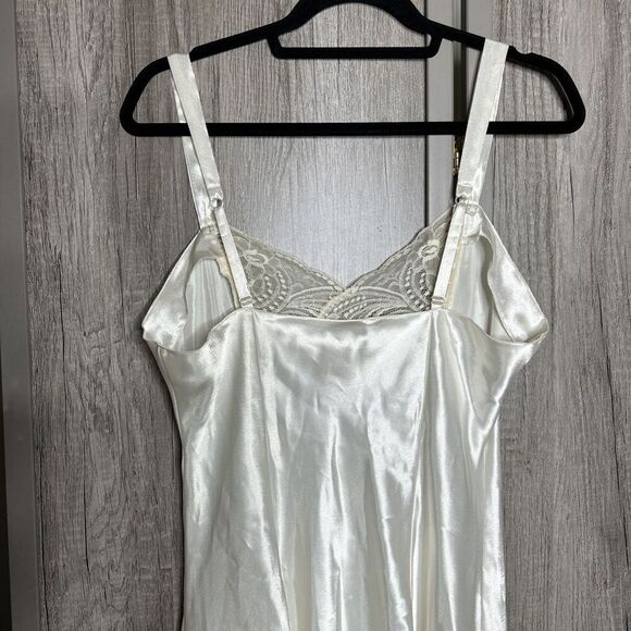 VTG VS Victoria’s Secret Gold Label White Lace Silk Long Slip Slit Size M NEW - Picture 4 of 9